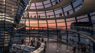 Reichstagskuppel des Deutschen Bundestages in der Dämmerung