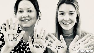 Zwei Frauen halten ihre Hände hoch, auf denen steht "We need you"