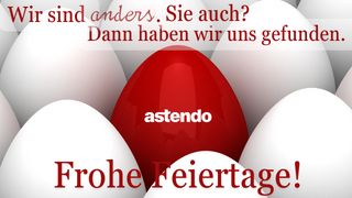 astendo-ostergruss weisse Ostereier mit einem roten Osterei im Hintergrund, auf dem roten Osterei steht astendo
