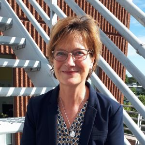 Foto astendo-Mitarbeiterin Corina Rostin auf der Treppe